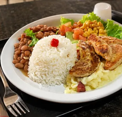 Prato feito com arroz, feijão, frango grelhado, salada e maionese
