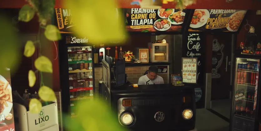 Balcão feito com a frente de uma Kombi e os letreiros dos pratos do dia